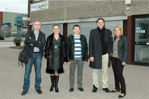 Сотрудники компании Wiegand International рядом с офисом компании, Гамбург, 1.04.2011